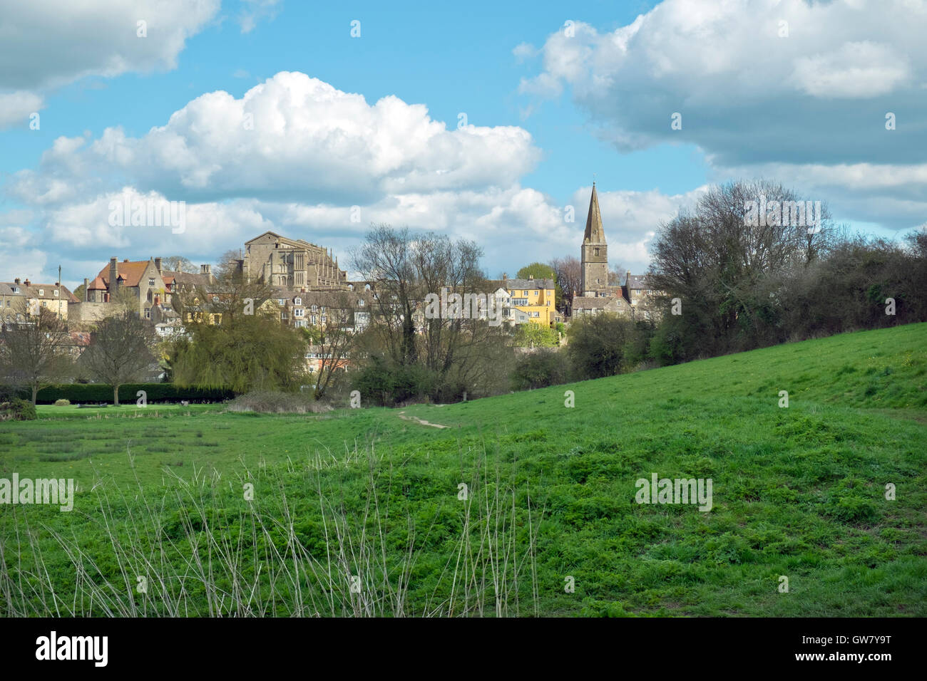 Blick auf die historische Stadt von Malmesbury und seine malerischen Abtei-Kirche auf dem Hügel, Malmesbury, Wiltshire, UK Stockfoto
