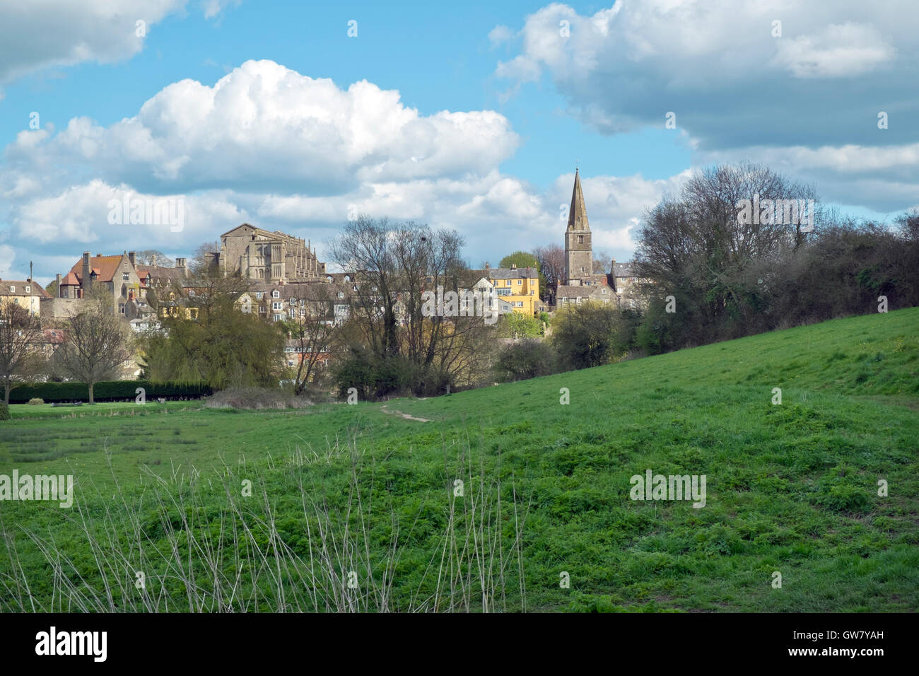 Blick auf die historische Stadt von Malmesbury und seine malerischen Abtei-Kirche auf dem Hügel, Malmesbury, Wiltshire, UK Stockfoto