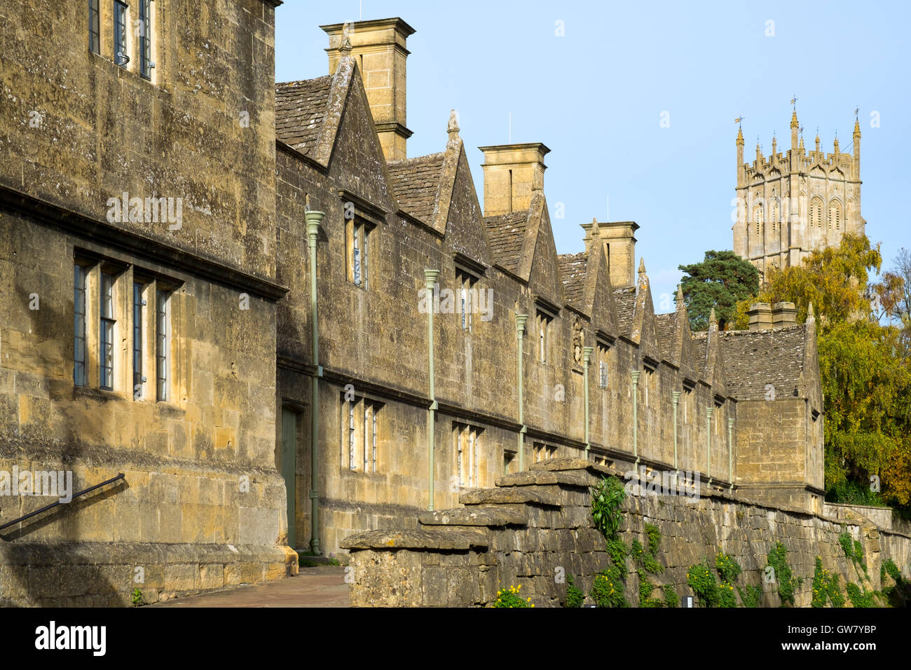 Herbst Sonne auf dem malerischen Reihe der armenhäuser in Chipping Campden, ein Cotswolds Reiseziel, Gloucestershire, VEREINIGTES KÖNIGREICH Stockfoto