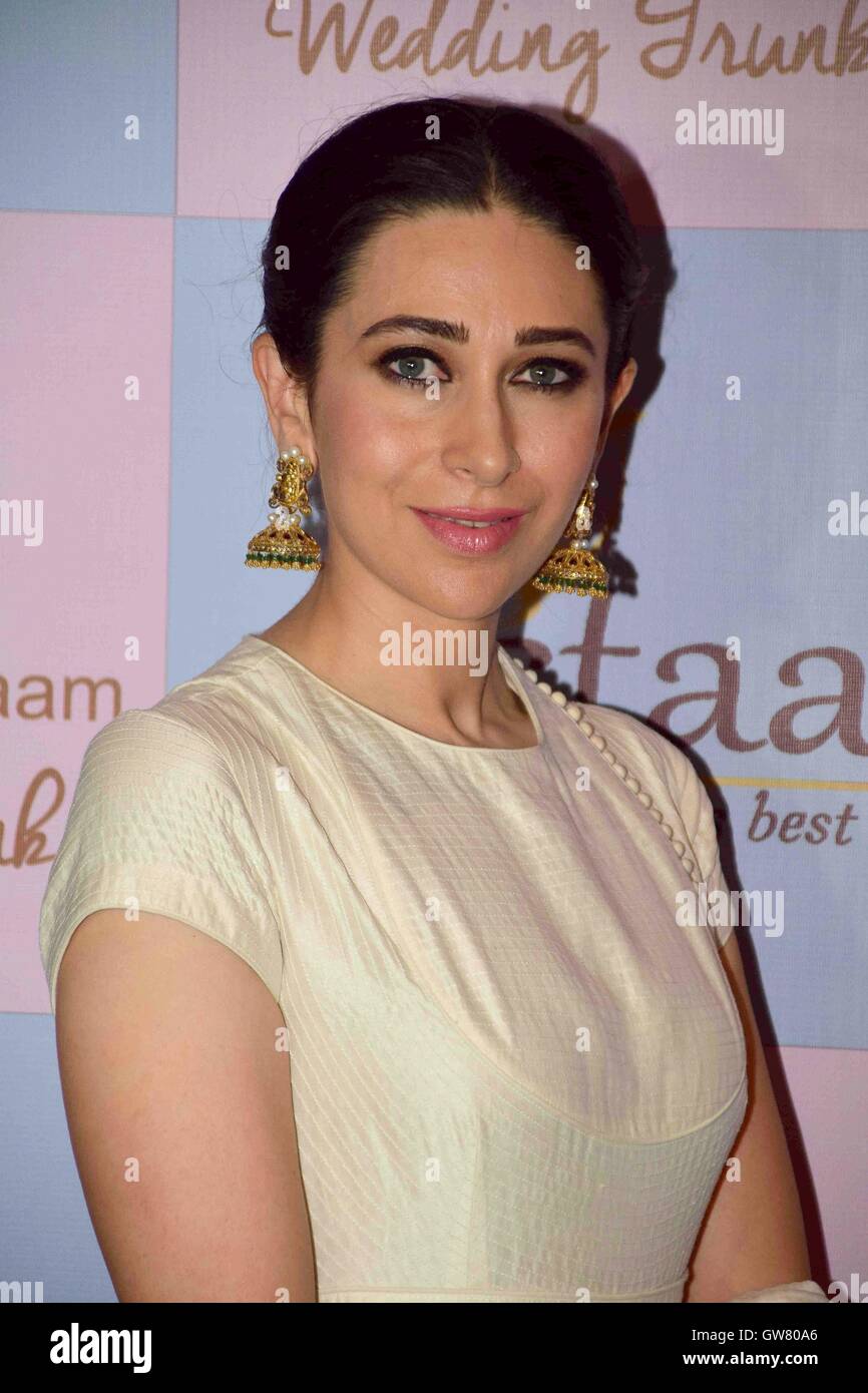 Bollywood Schauspieler Karisma Kapoor während der Star-Stylist, Tanya Ghavri Dhoom Kondensation Hochzeit Trunk Show, in Mumbai Stockfoto