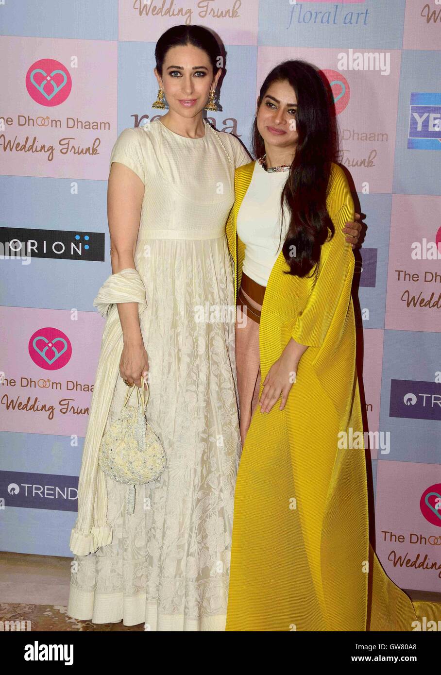 Star-Stylist Tanya Ghavri mit Bollywood-Schauspieler Karisma Kapoor während Dhoom Kondensation Hochzeit Trunk Show, in Mumbai Stockfoto