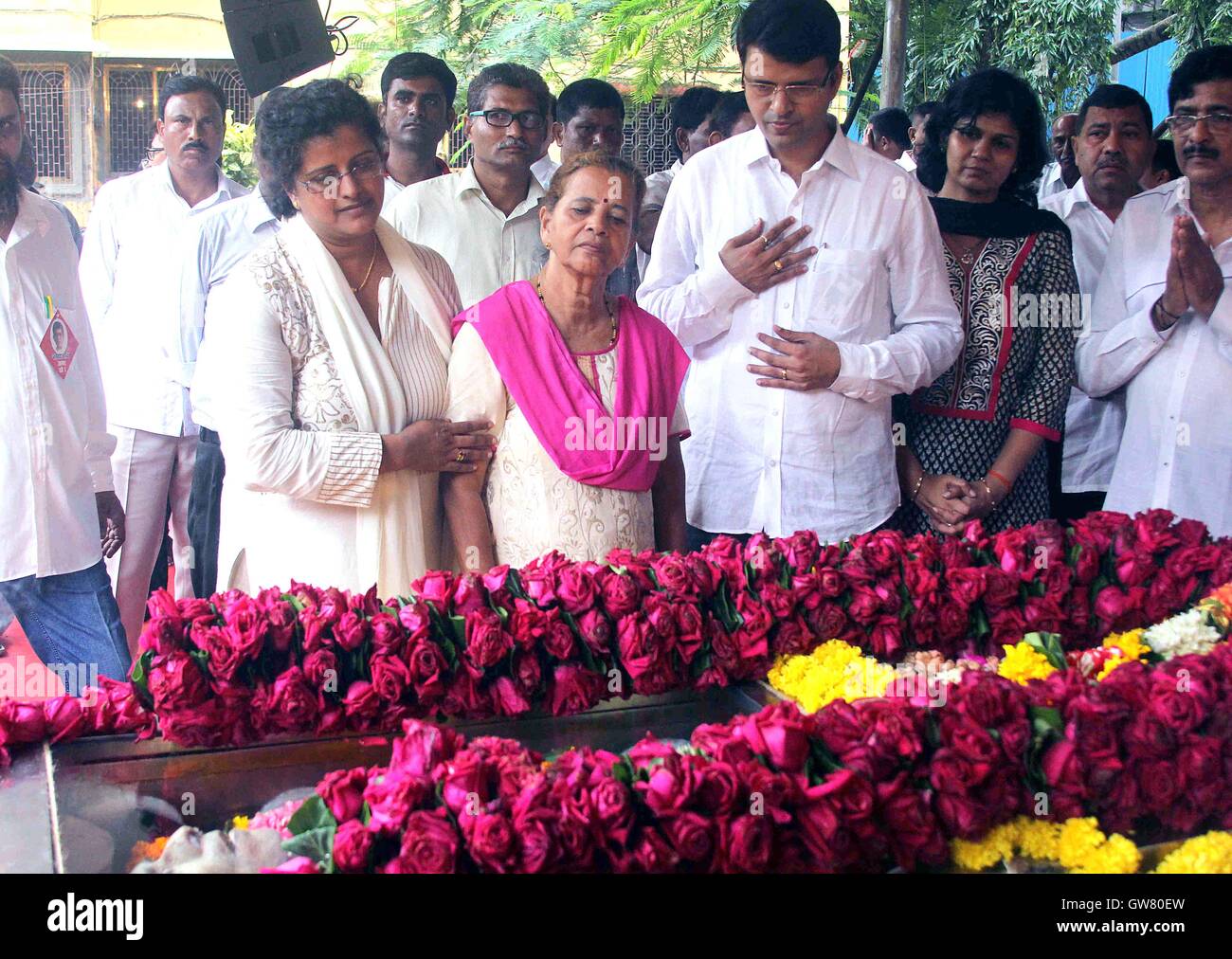 Veteran Gewerkschaft Führer Sharad Rao Tochter Shilpa Dabholkar Frau und Sohn Shashank Rao während seiner Beerdigung in Mumbai Stockfoto