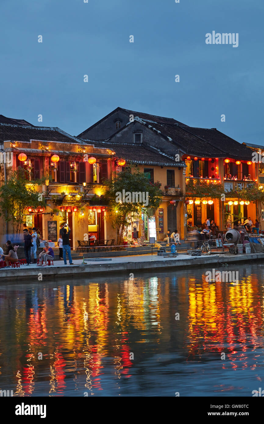 Restaurants in Thu Bon Fluss wider, in der Abenddämmerung, Hoi an ein (UNESCO Weltkulturerbe), Vietnam Stockfoto