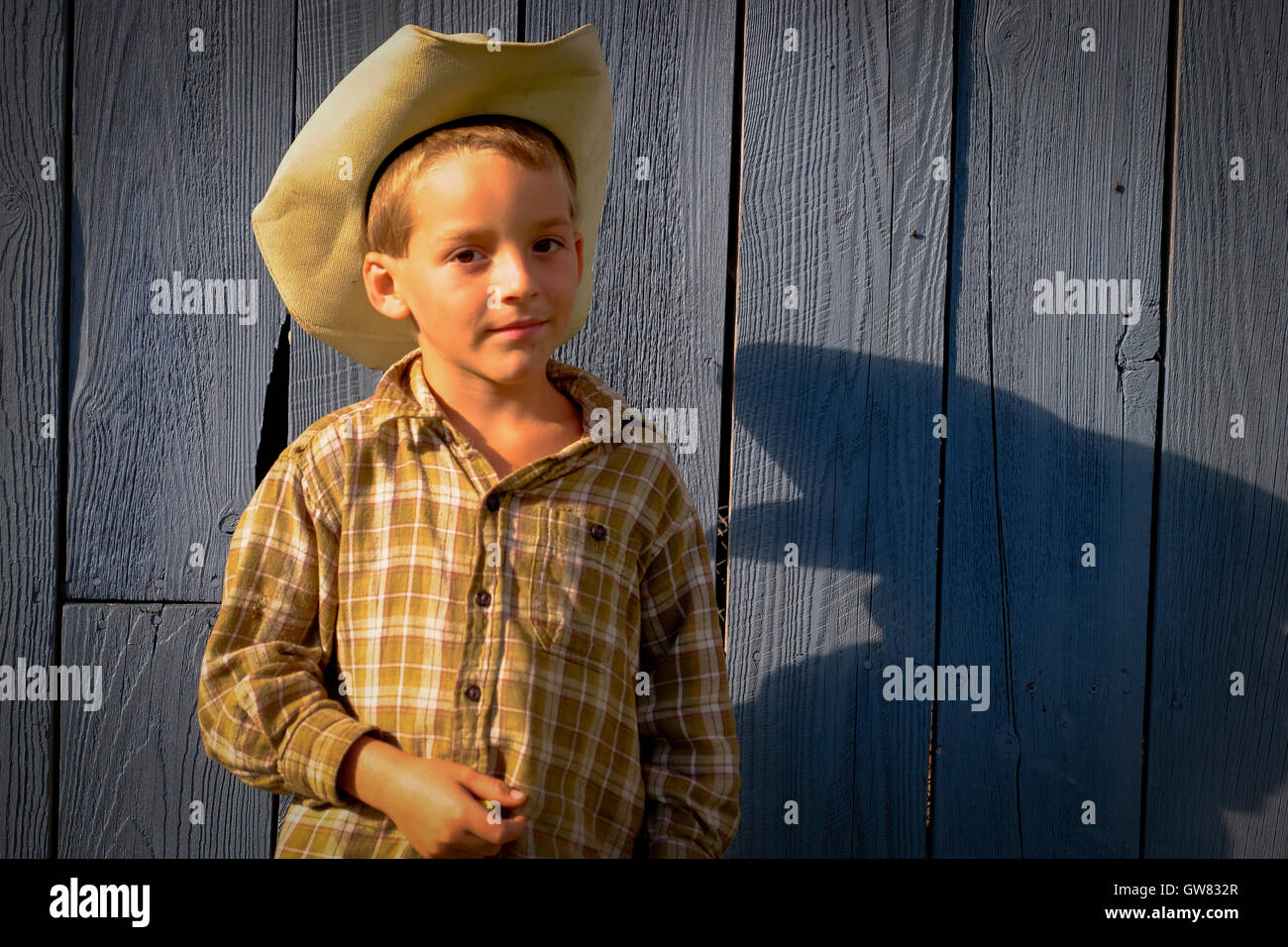 Kleiner Junge in einen Cowboy-Hut und Flanellhemd bereit, auf eine Kirmes zu konkurrieren Stockfoto