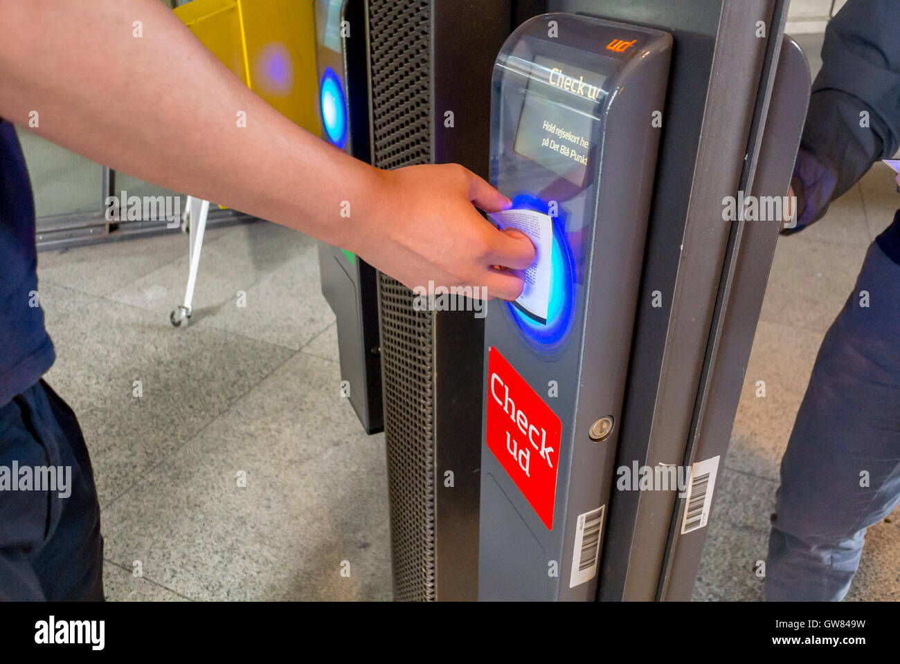 Kopenhagen, Dänemark, Detail, man's Hand with Train Ticket at Turnstile, Inside, Central Train Station, Copenhagen Airport, Sustainable travel Stockfoto