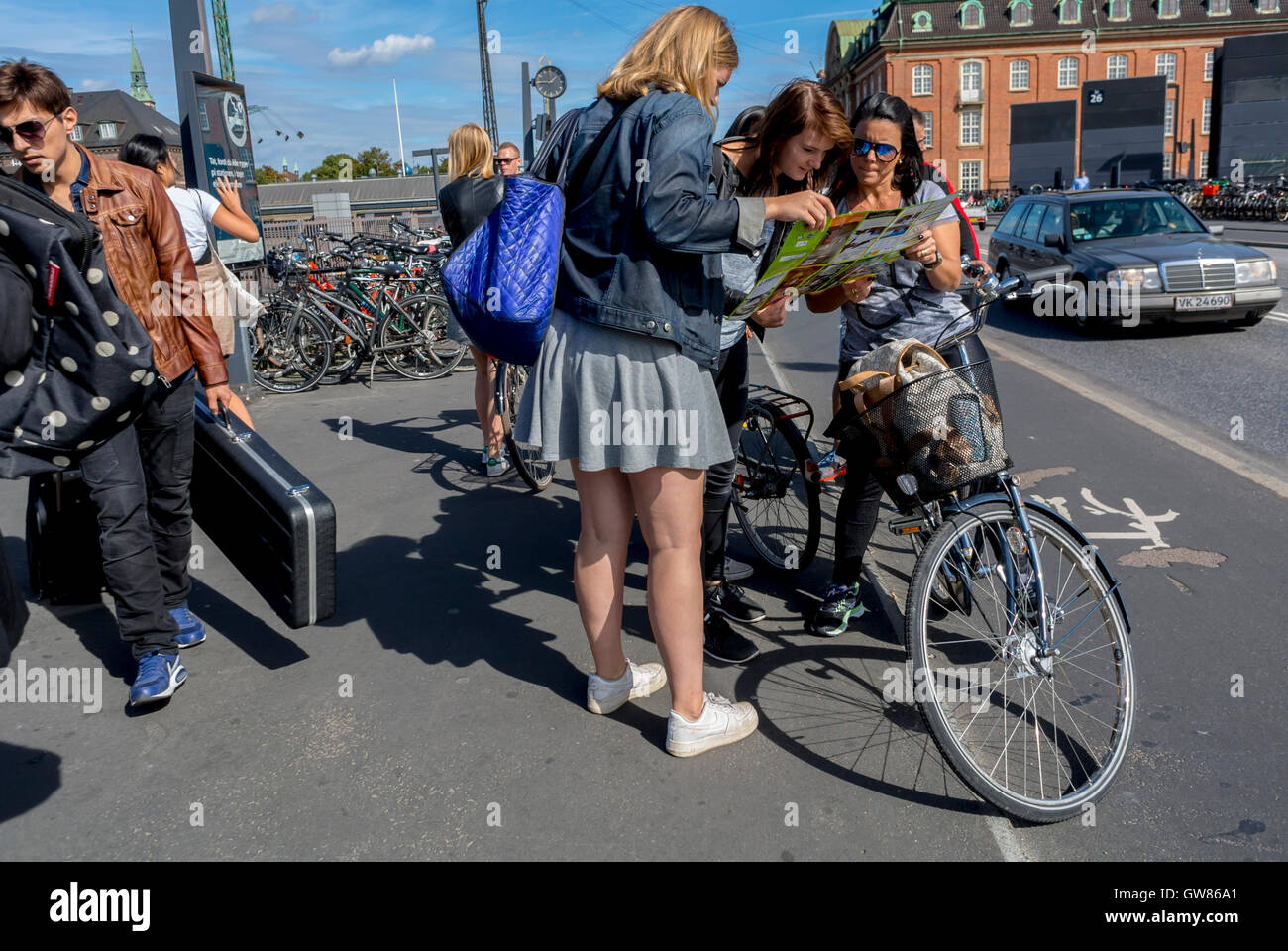 Kopenhagen, Dänemark, dänische Frauen, die Fahrräder im Freien nutzen, Straßenszenen, Hauptbahnhof, Radfahren im Freien, nachhaltiges Reisen, Die Leute versammelten sich auf den Straßen. Stockfoto