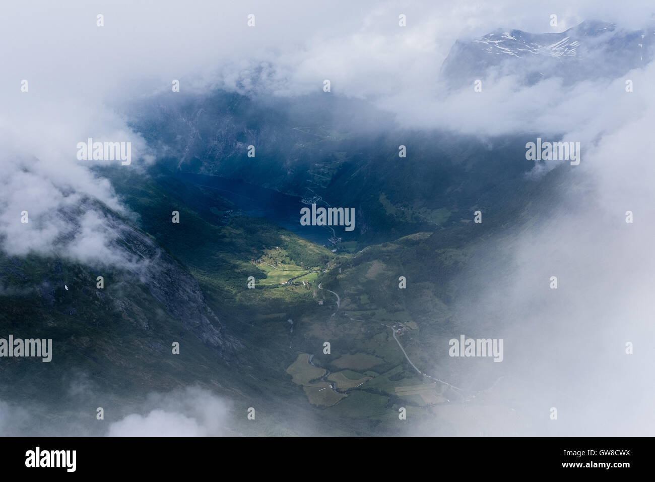 Geiranger Fjord gesehen zwischen den Wolken aus Dalsnibba, Norwegen Stockfoto