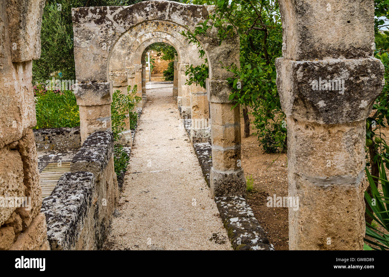 Kolonnaden Galerie in einem Garten von Süditalien Stockfoto