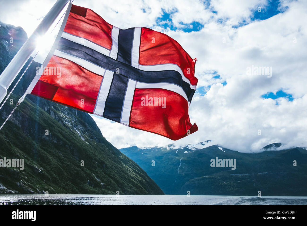 Norwegische Flagge auf eine Passagierfähre, Geiranger Fjord, Norwegen Stockfoto