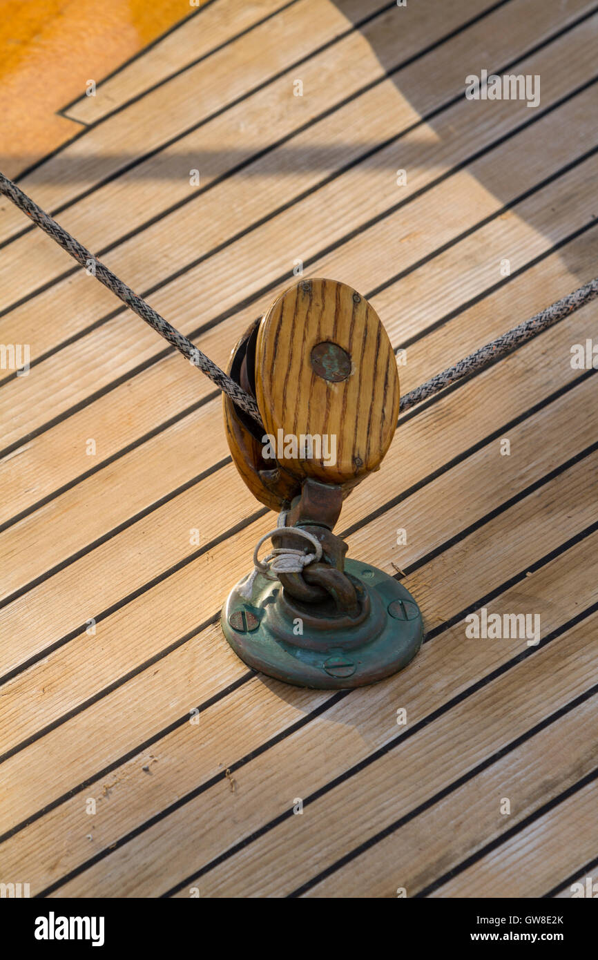 Ein Block (Riemenscheibe) auf einer klassischen Segelyacht Stockfoto