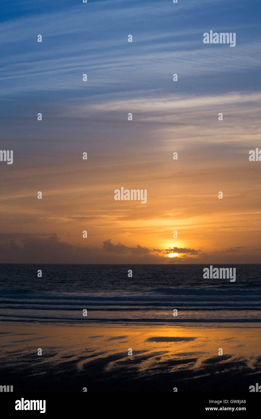 Eine intensive Sonnenuntergang am Fistral Beach in Newquay, Cornwall. Stockfoto