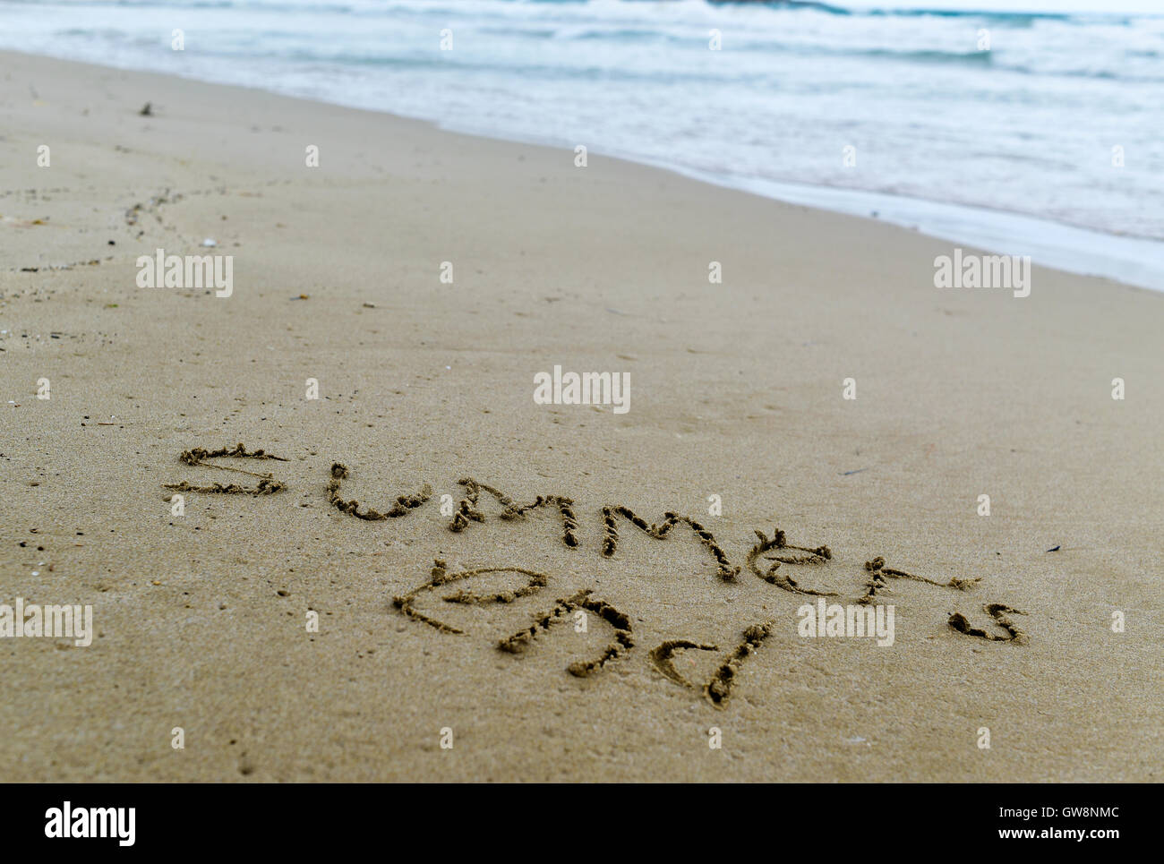 Nahaufnahme vom Text Sommern Ende geschnitzt in den Sand des Strandes Stockfoto