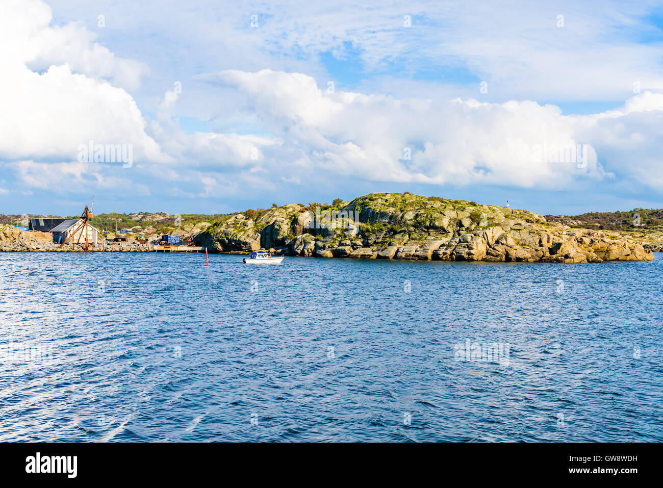 Kleines Motorboot auf dem felsigen Westküste Archipel von Marstrand, Schweden. Stockfoto