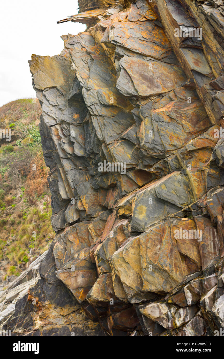Scharfe gezackte Küste Felsformation auf einer Küstenstadt Klippe. Stockfoto