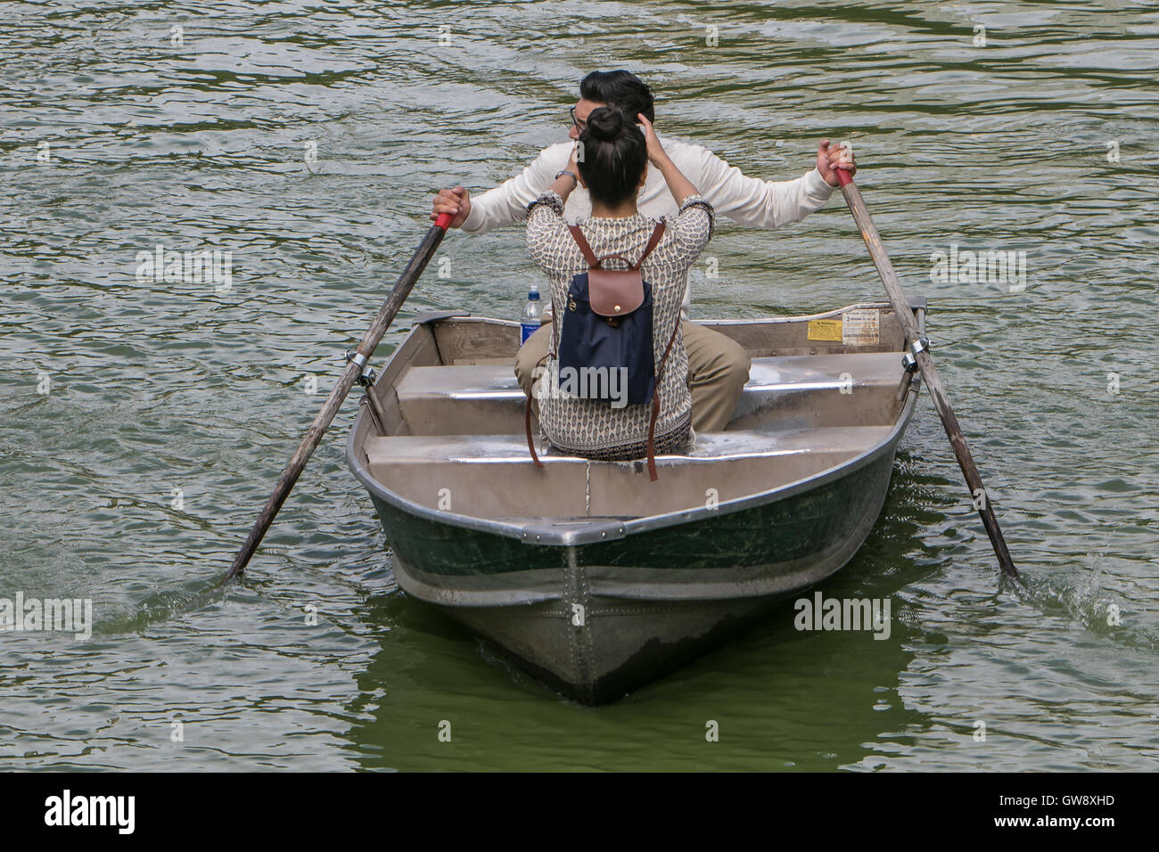Ein junges Paar ist im Central Park Bootfahren. Stockfoto