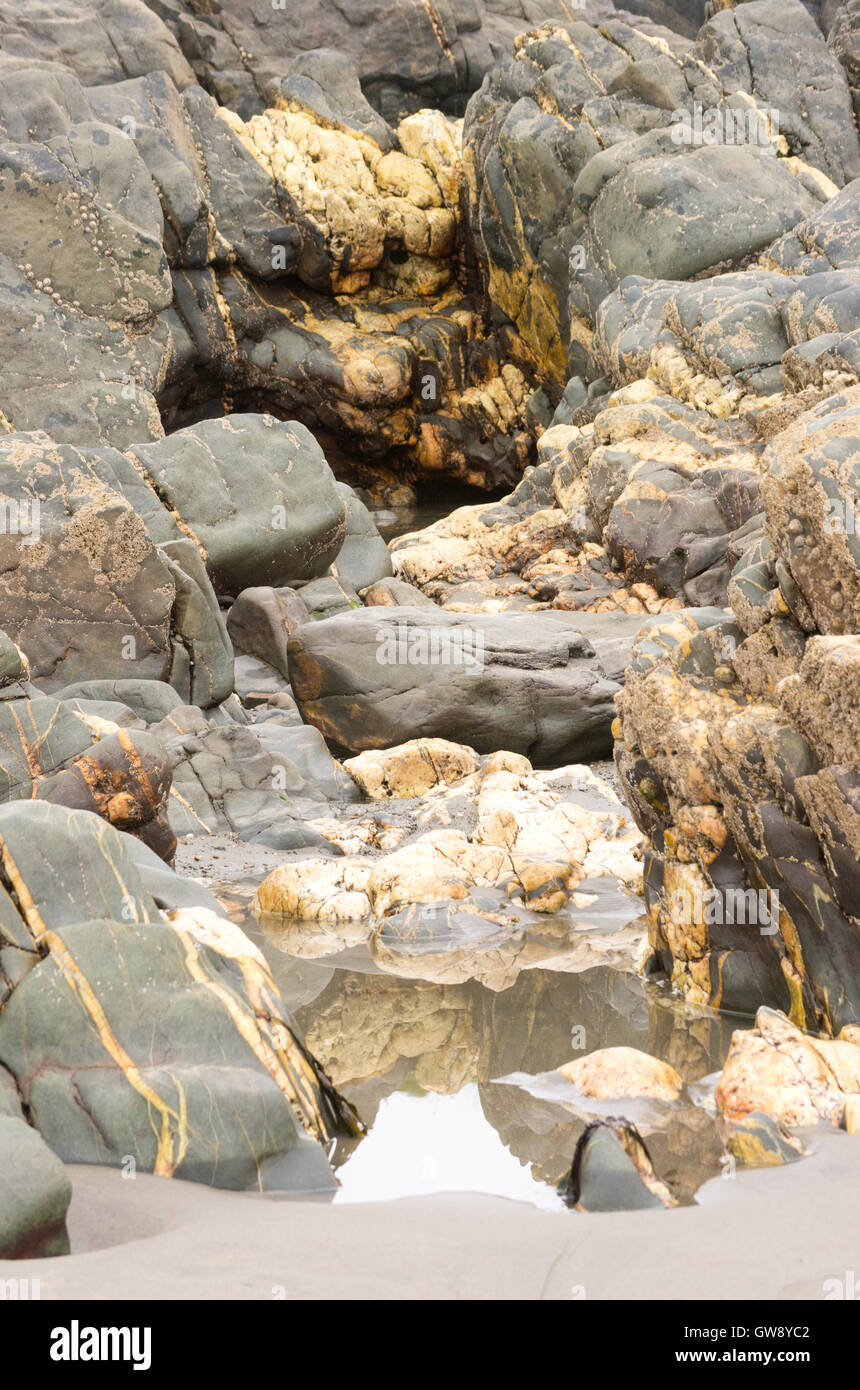 Die Aussichten sind gut. Die gelbe Ader der Felsen sieht aus wie eine Naht des Goldes. Stockfoto