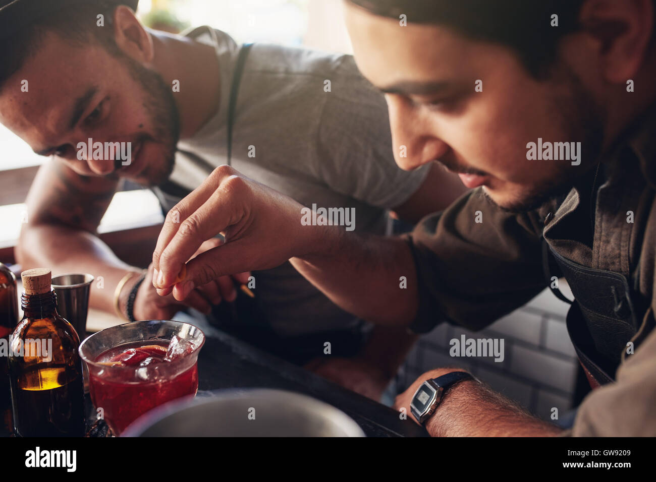 Zwei Barkeeper schaffen neue Rezepte für Cocktails. Barmer, neue Ideen für die Zubereitung von Cocktails zu experimentieren. Stockfoto