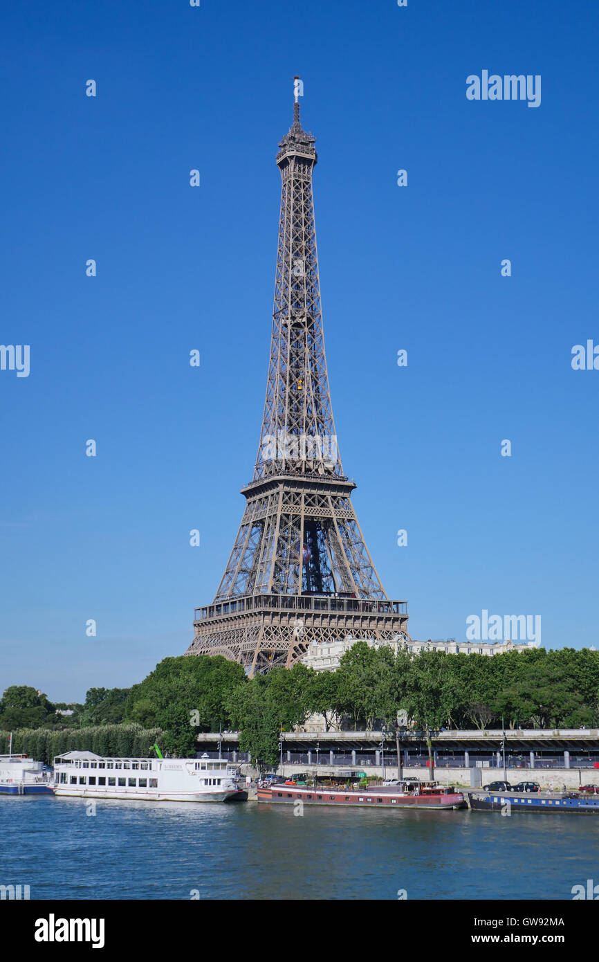 Eiffelturm in Paris mit Seine, Frankreich, Europa Stockfoto