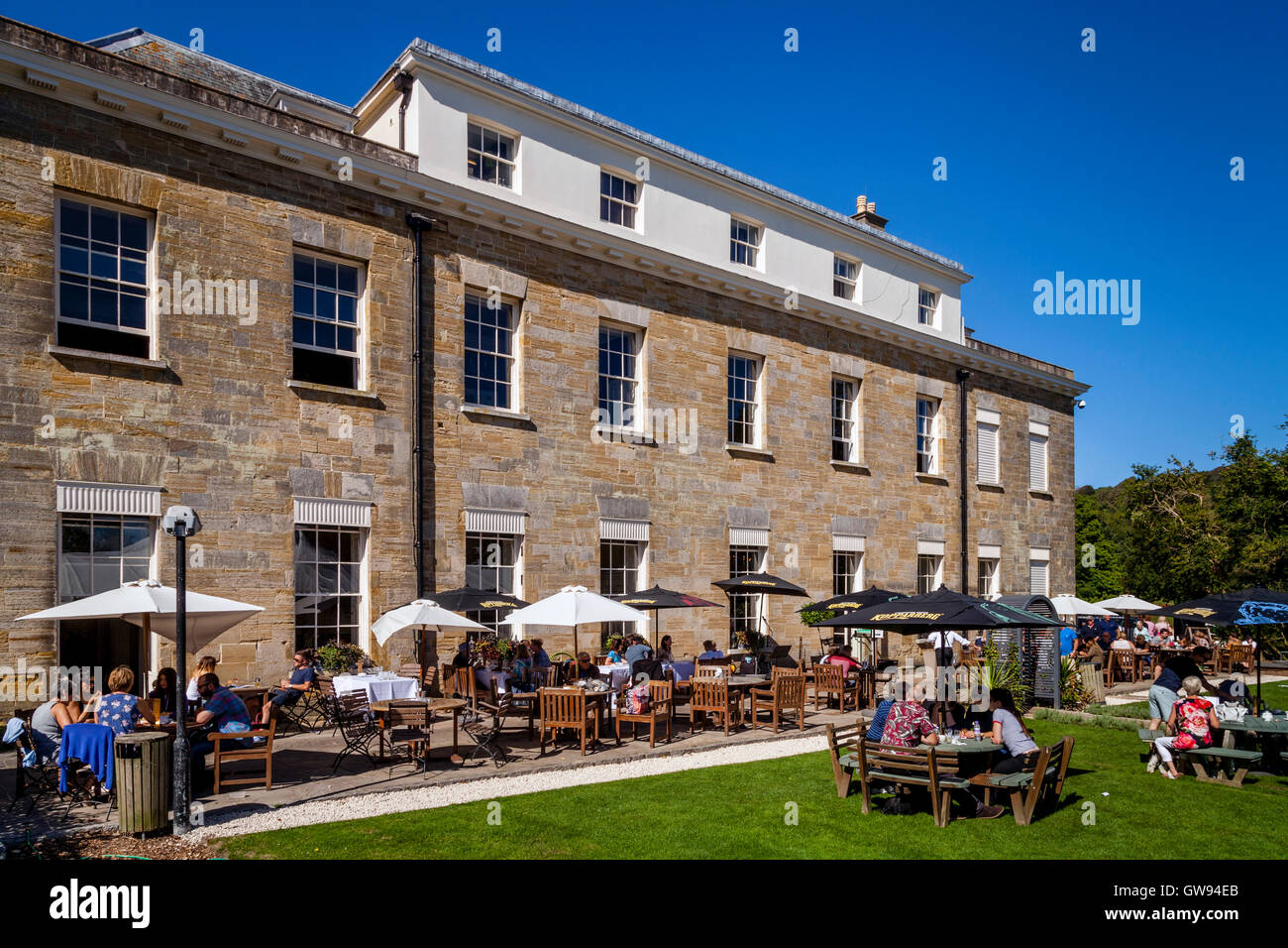 Menschen genießen Sie essen und trinken im Stanmer House, Brighton, Sussex, UK Stockfoto