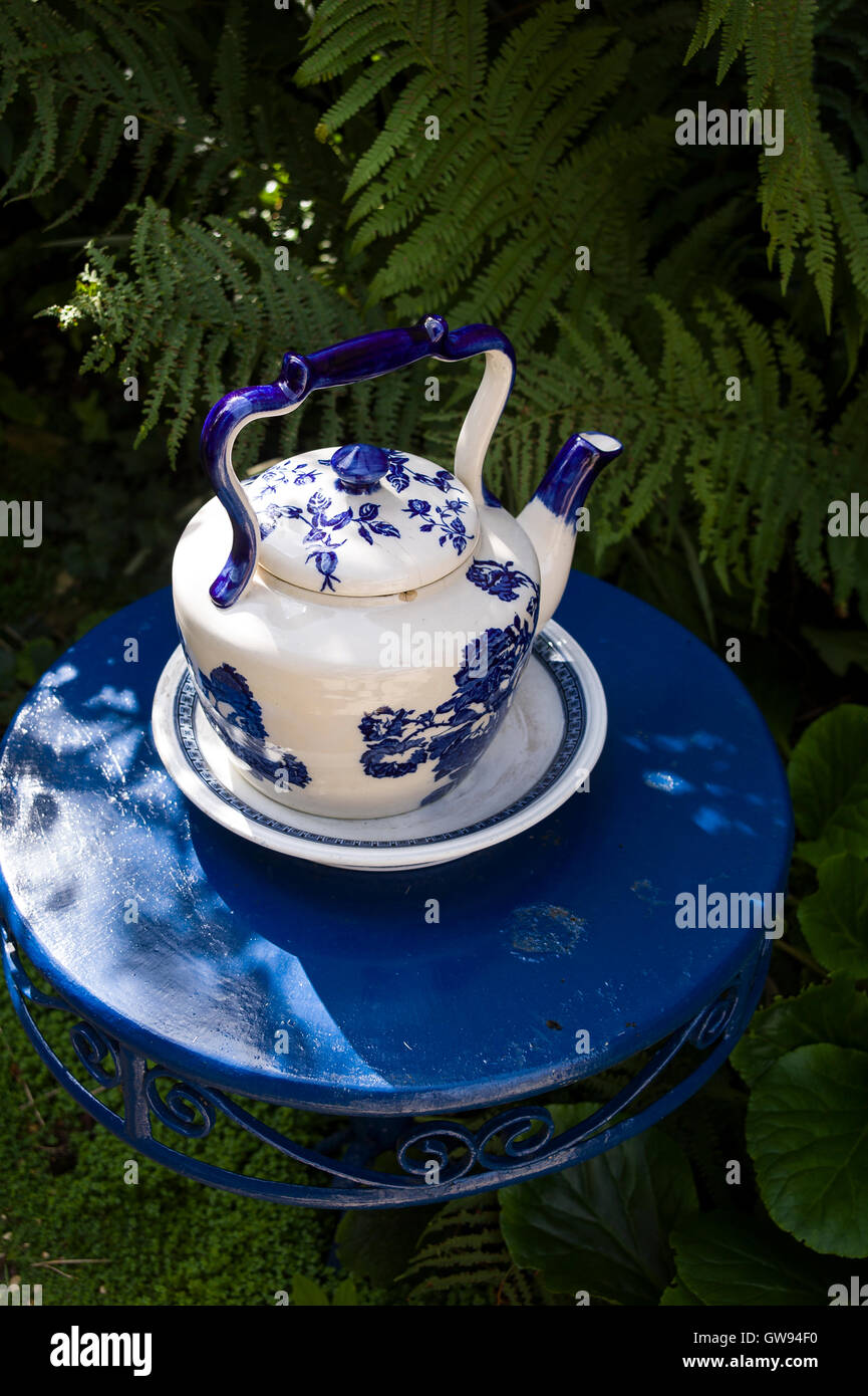 Alte blaue und weiße Teekanne auf Tisch im Freien eine Teestube in UK Stockfoto