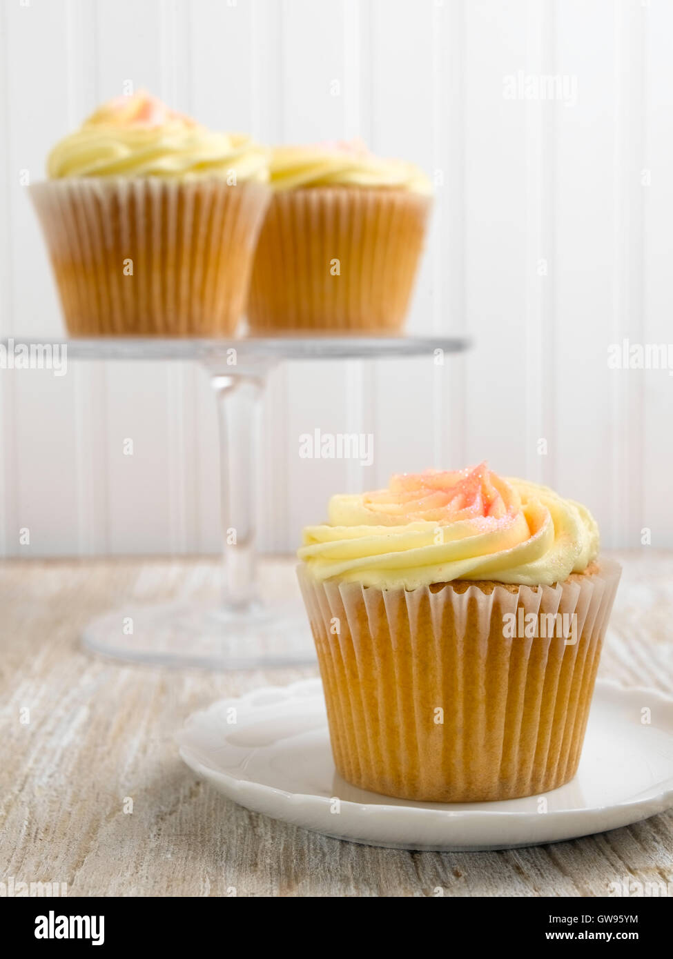 Muffins auf eine Kuchenplatte Stockfoto