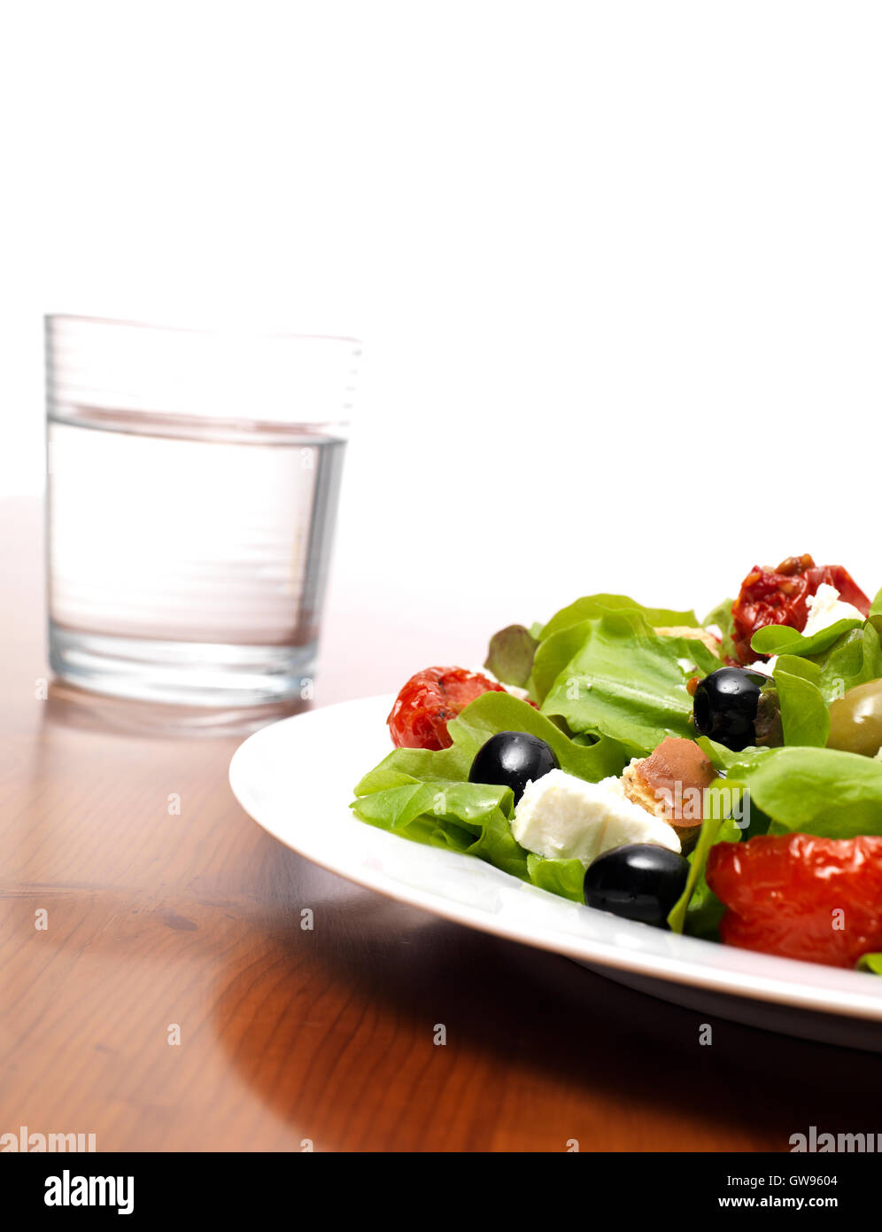 Frischer grüner Salat mit Schafskäse und Oliven Stockfoto