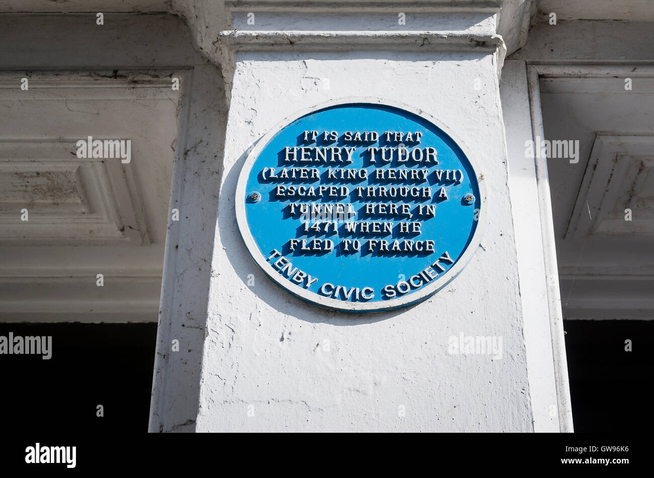Blaue Plakette Aufnahme Legende in Bezug auf Henry Tudor (später König Henry VII) in Tenby South Wales Stockfoto