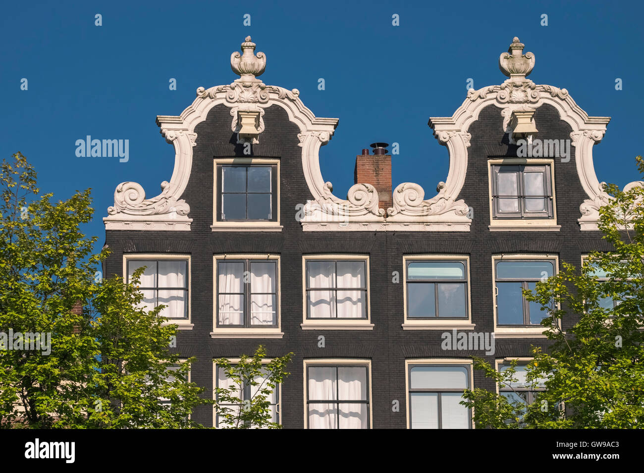 Architektonische Details von traditionellen Häusern, Amsterdam, Niederlande Stockfoto