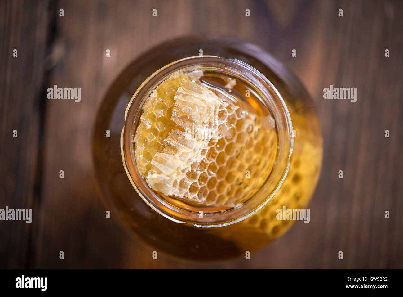 Honig-Glas mit Kamm, Draufsicht Stockfoto