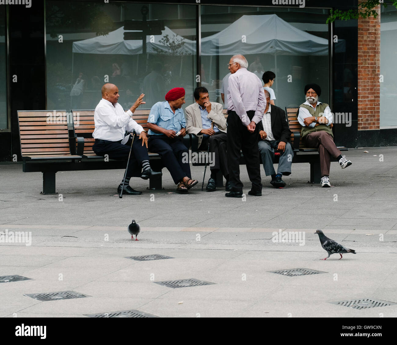 Gruppe von asiatischen Männern auf einer Straße Bank reden Stockfoto