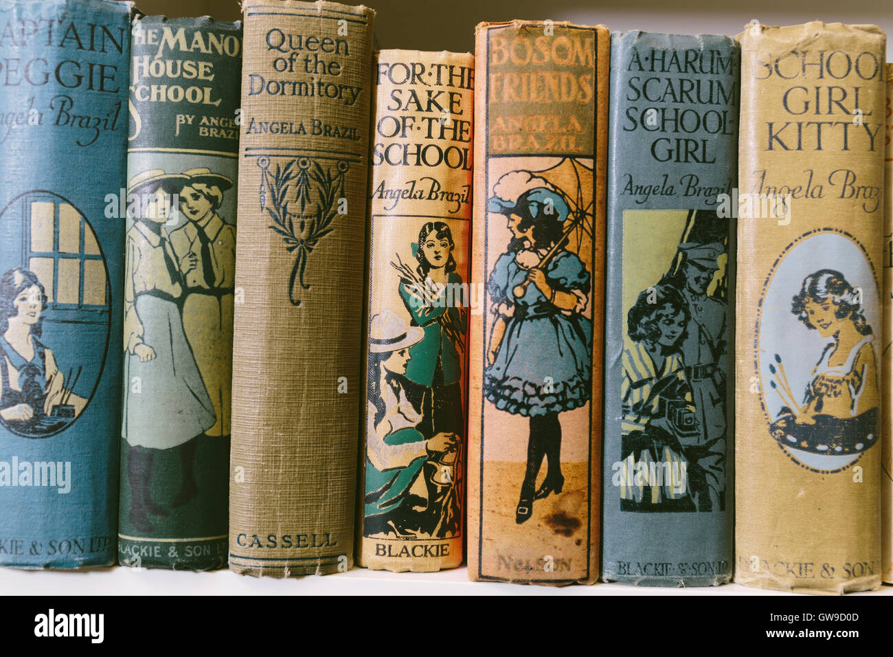 Alte Bücher mit bunten Stacheln Stockfoto