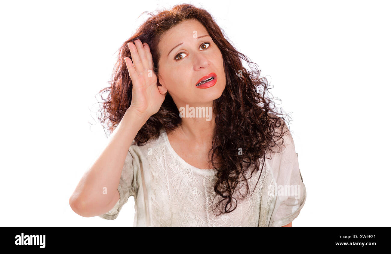 Reife Frau Platzierung Hand auf hören wegen Hörproblemen oder Beeinträchtigung auf weißem Hintergrund Stockfoto