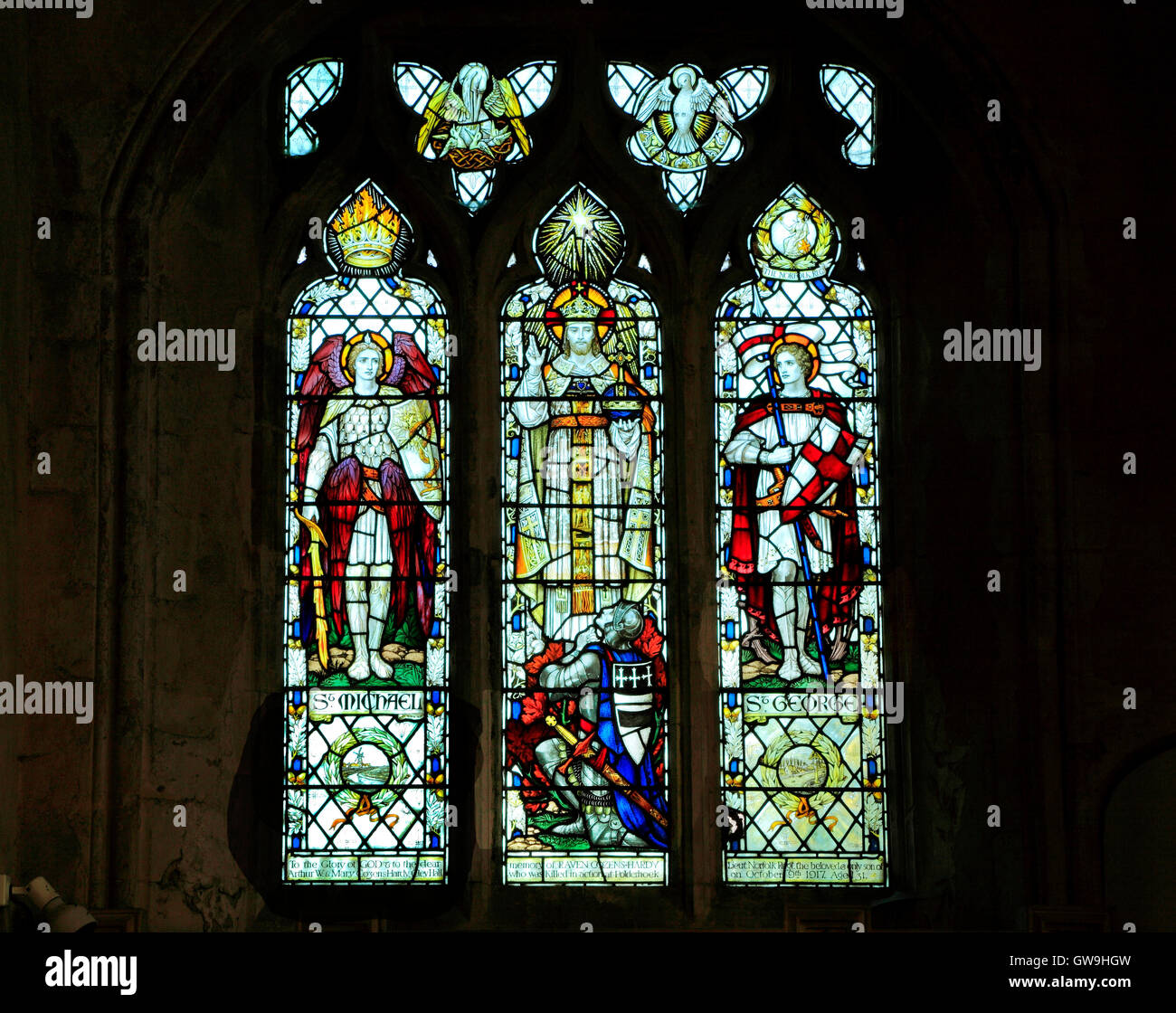 Cley nächsten Sea, Norfolk.  St. Michael, Christus in seiner Herrlichkeit, St. George, Buntglasfenster von J. Powell & Söhnen, 1917 Stockfoto