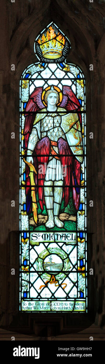 Cley nächsten Sea, Norfolk.  St. Michael, Glasfenster von J. Powell & Söhne, 1917, Arts And Crafts Stil, England UK Stockfoto