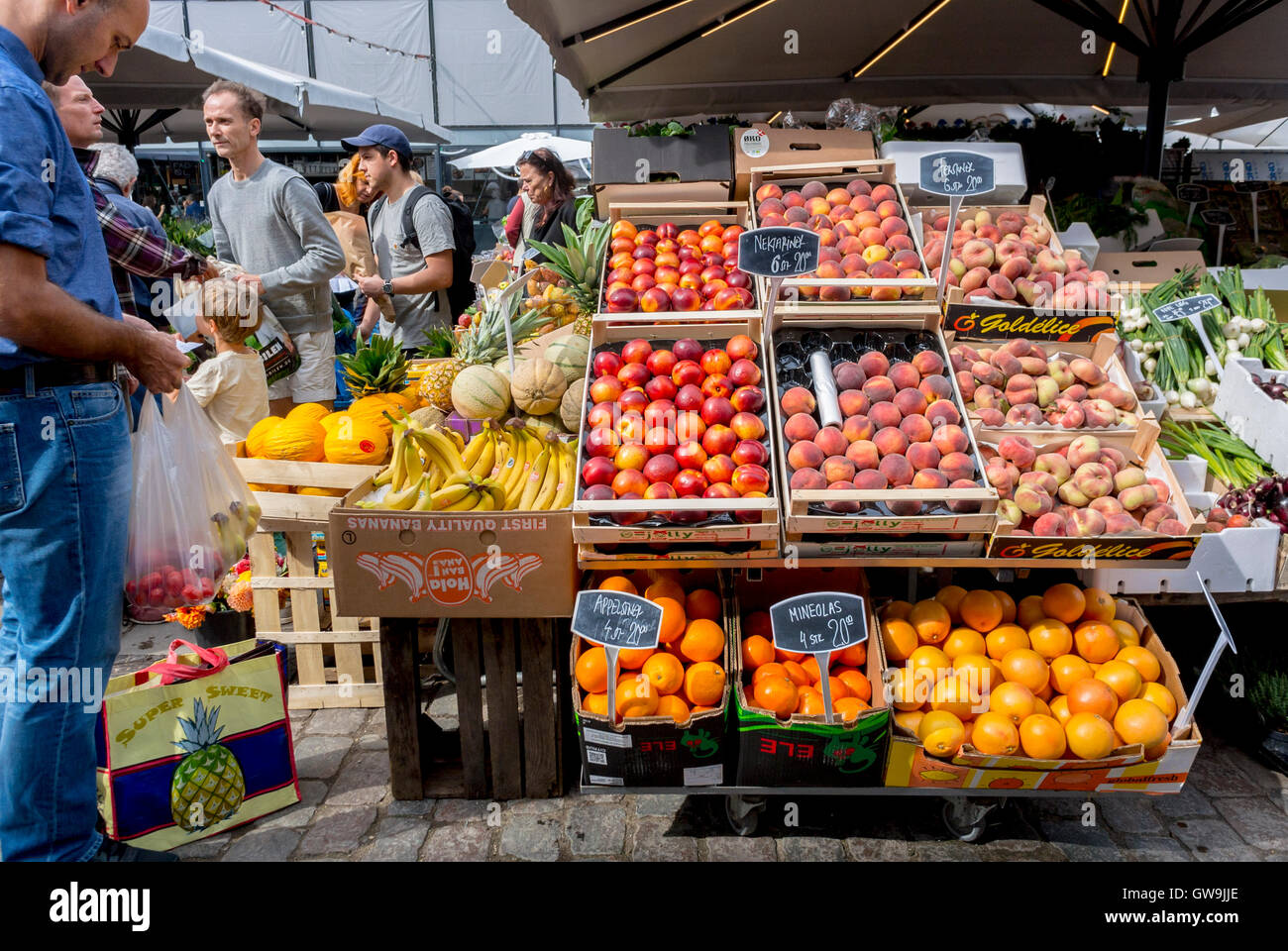 Kopenhagen, Dänemark, Straßenszenen, Leute Shopping in Torvfhallerne Food Market, Frischobststände Display, lokale Viertel, nachhaltiges Essen Stockfoto