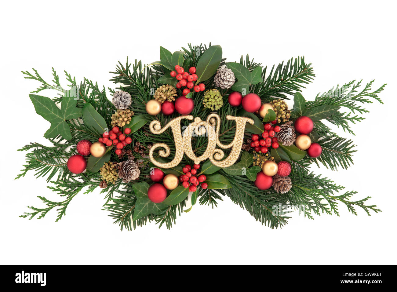 Weihnachts-Dekoration mit Goldglitter Freude Zeichen, Christbaumkugel Dekorationen, Holly, Efeu, Schnee bedeckte Tannenzapfen, Zeder, Zypresse und Tanne Stockfoto