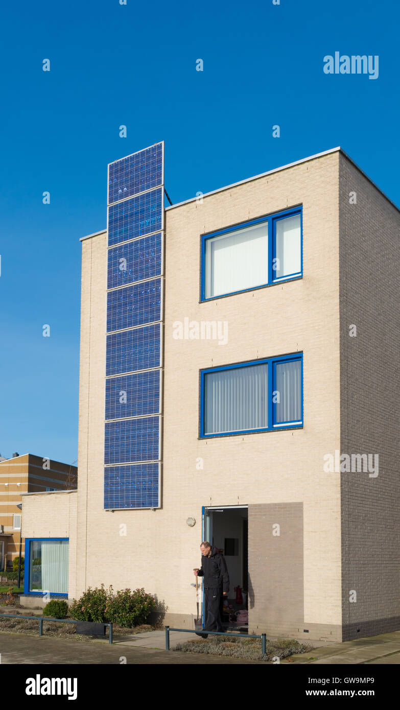 HEERHUGOWAARD, Niederlande - 23. Januar 2016: Modernes Haus in den Niederlanden mit Sonnenkollektoren an der Wand. Stockfoto