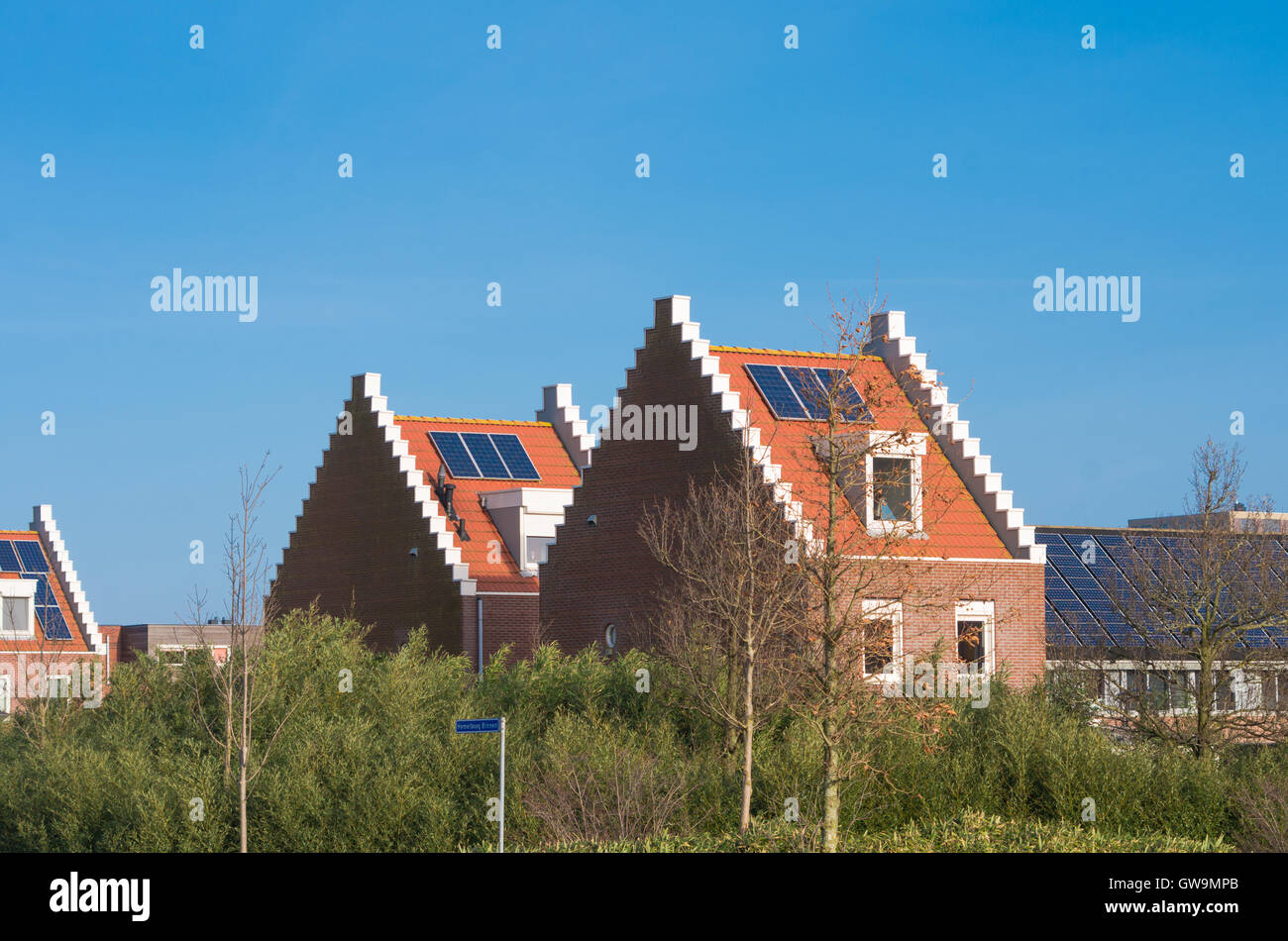 moderne Häuser mit Sonnenkollektoren in einem Wohngebiet in den Niederlanden Stockfoto