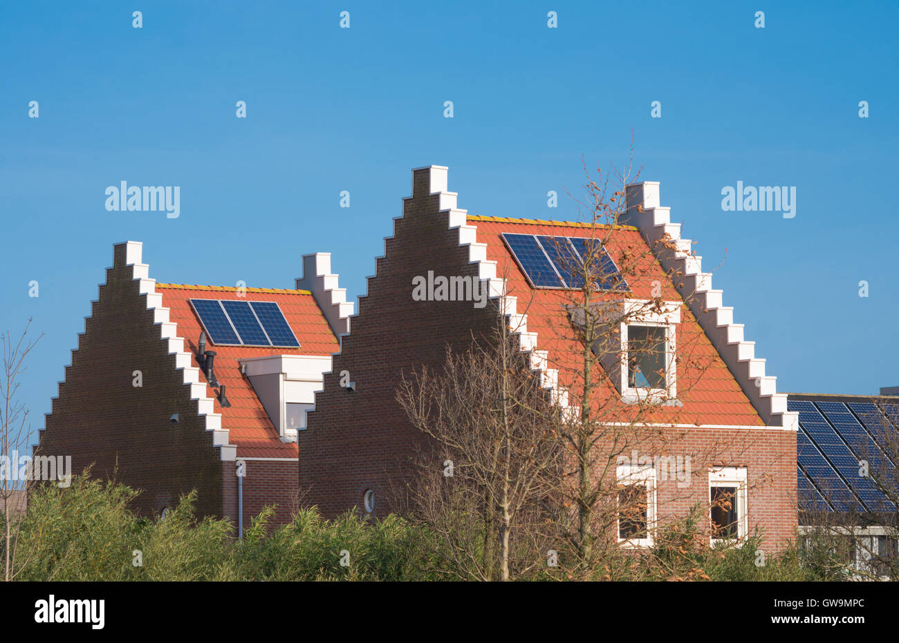 moderne Häuser mit Sonnenkollektoren in einem Wohngebiet in den Niederlanden Stockfoto