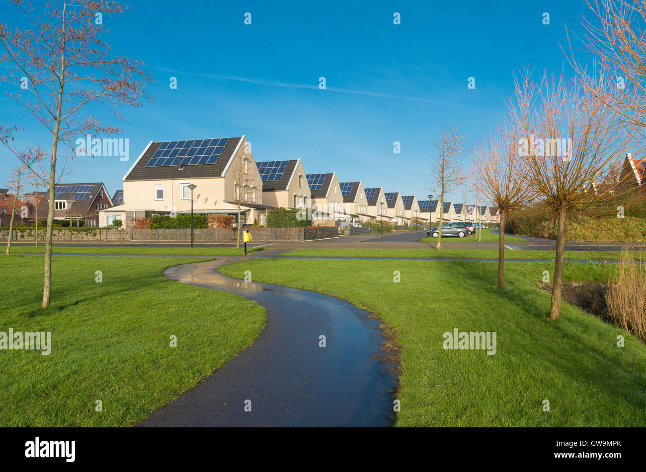 Häuserzeile neu bauen mit Sonnenkollektoren in den Niederlanden Stockfoto