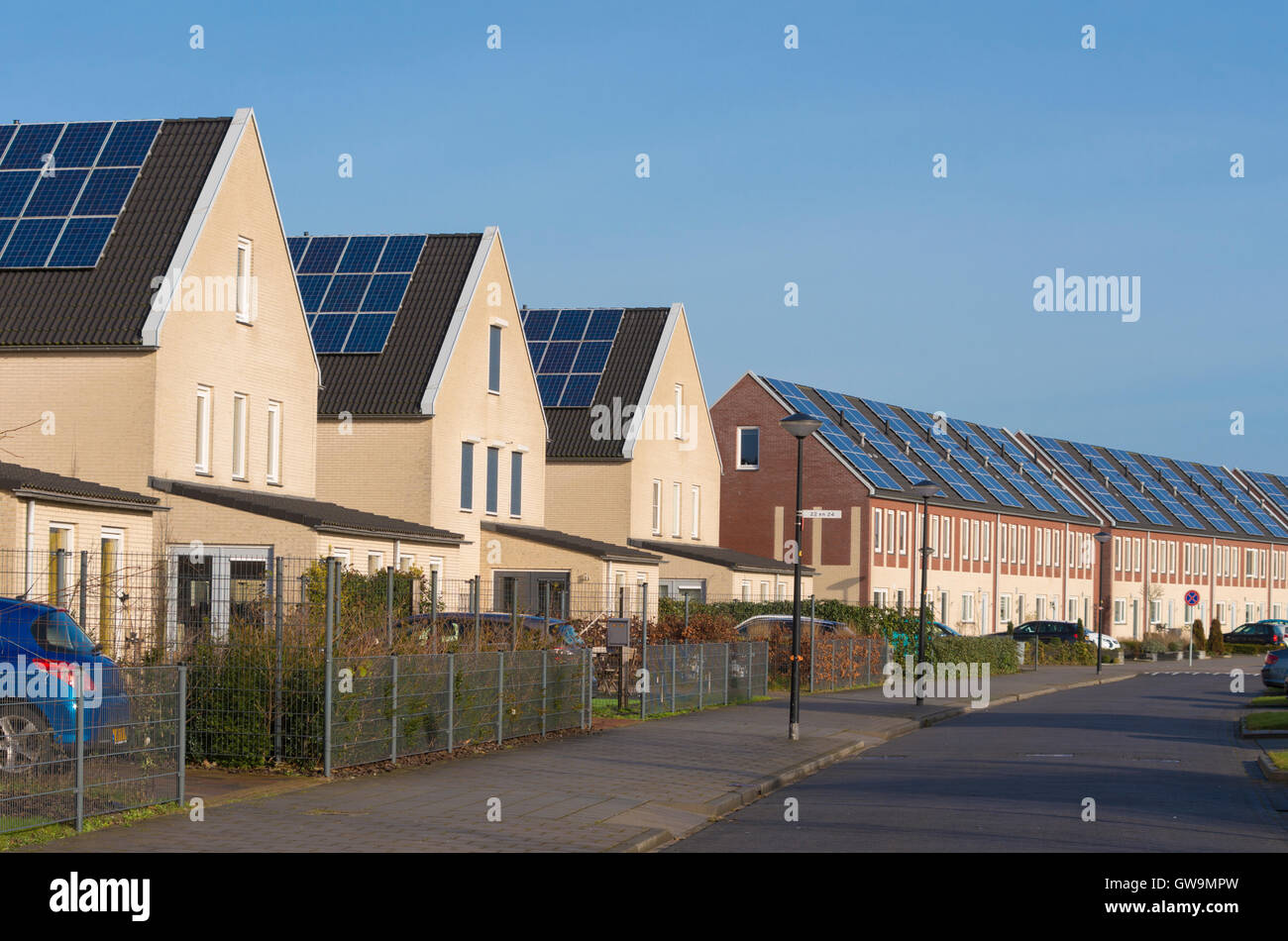 Häuserzeile neu bauen mit Sonnenkollektoren in den Niederlanden Stockfoto