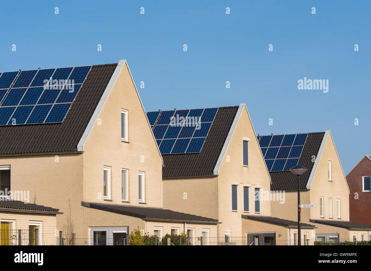 Häuserzeile neu bauen mit Sonnenkollektoren in den Niederlanden Stockfoto