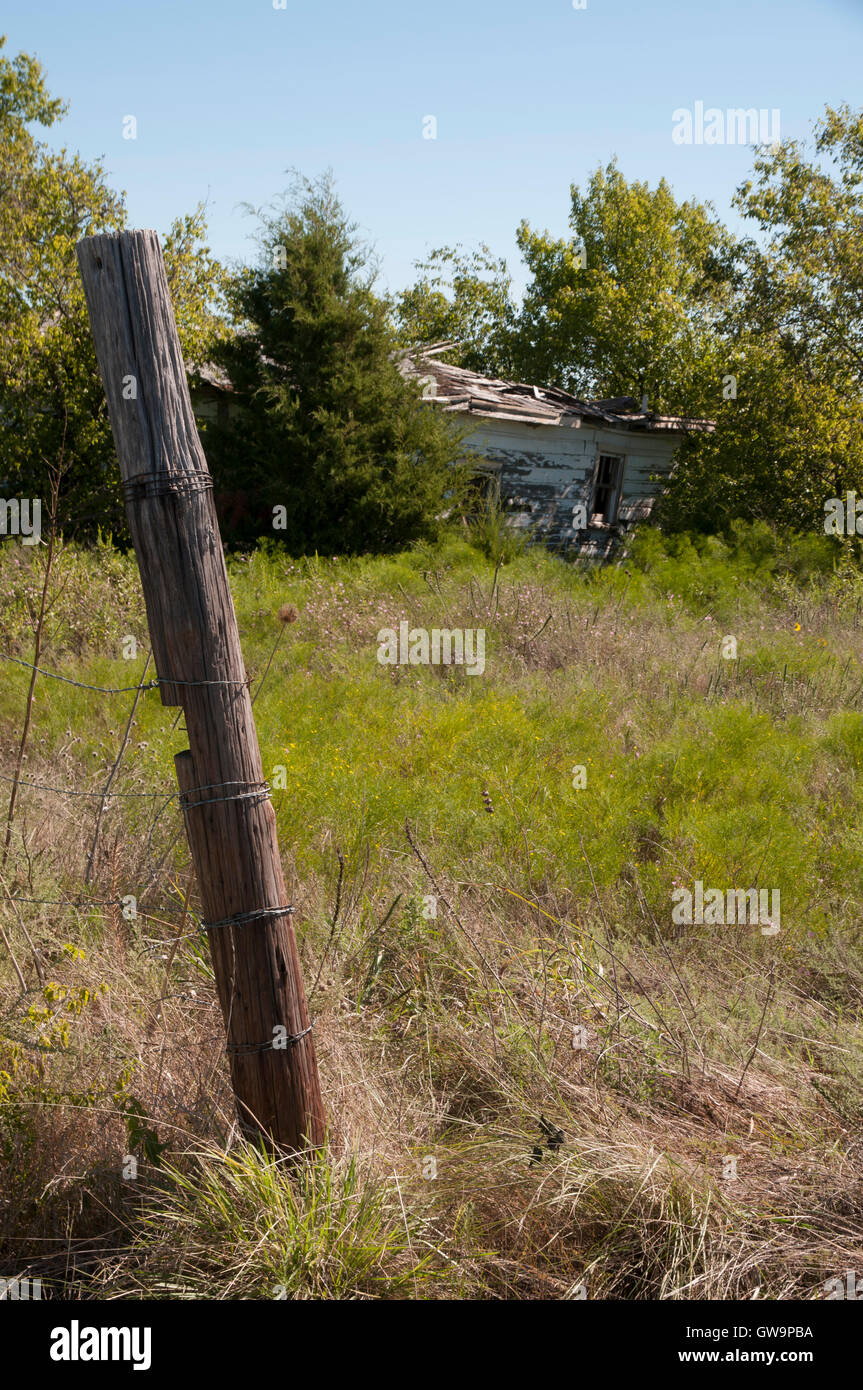 Pfosten vor einem verlassenen Haus in Collin County Texas. Stockfoto