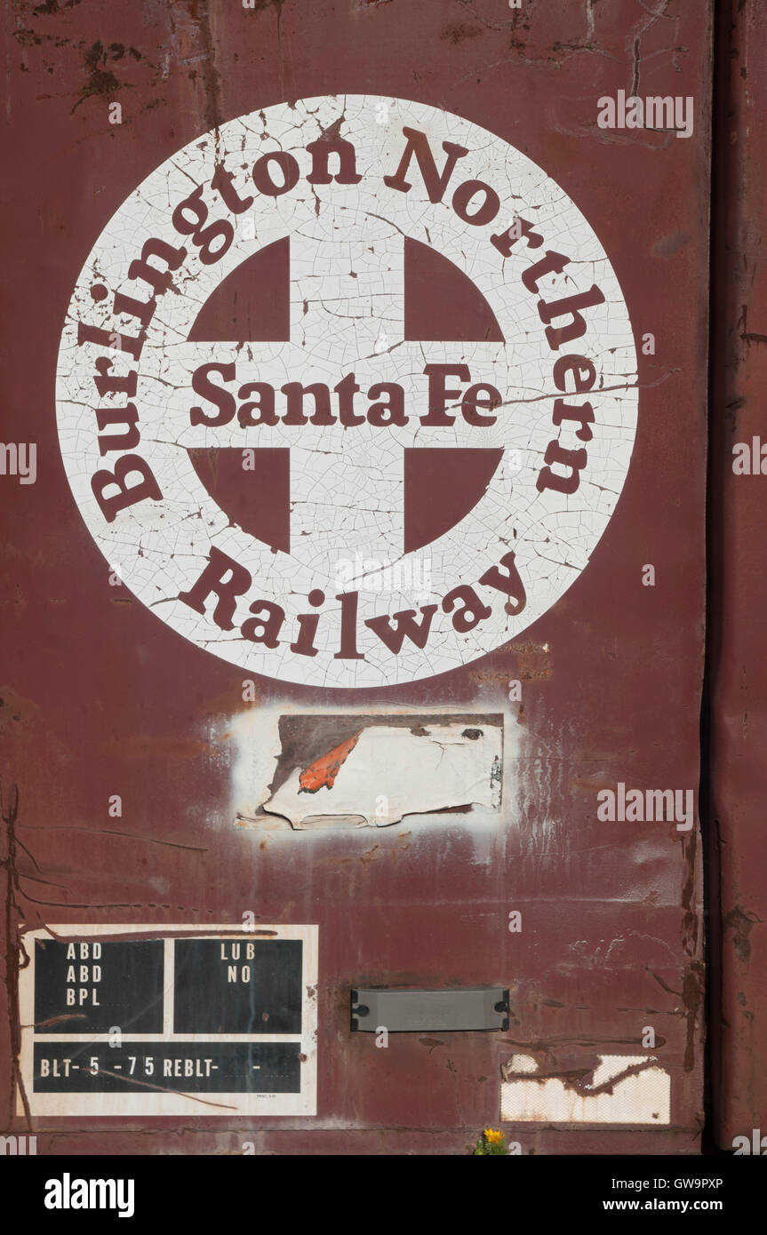Burlington Northern Santa Fe Railway-Logo an der Seite einen Güterzug-Wagen. Stockfoto