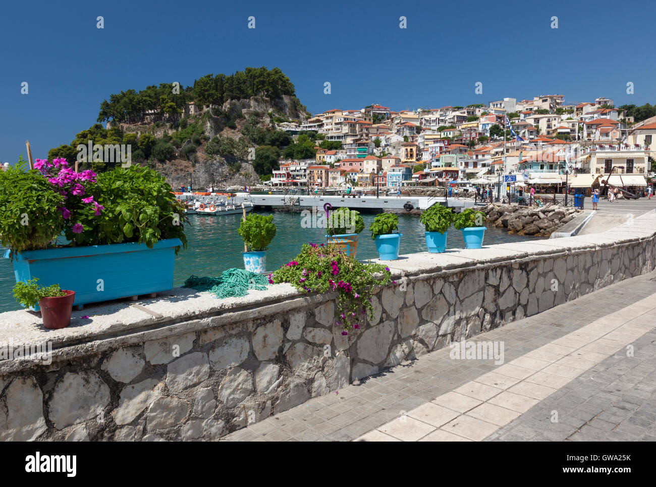 Farbenfrohe, schöne Parga-Stadt mit ihren farbenfrohen Hanghäusern und türkisfarbenem Meer, Parga, Griechenland Stockfoto