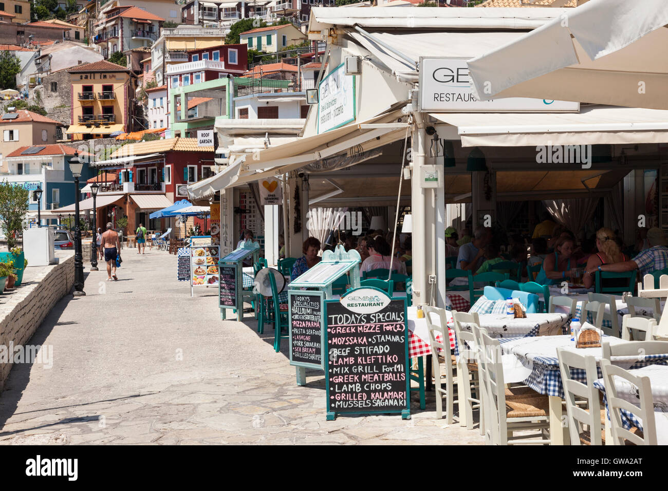 Restaurants und Bars in der Altstadt von Parga mit Blick auf die Bucht, Parga, Griechenland Stockfoto