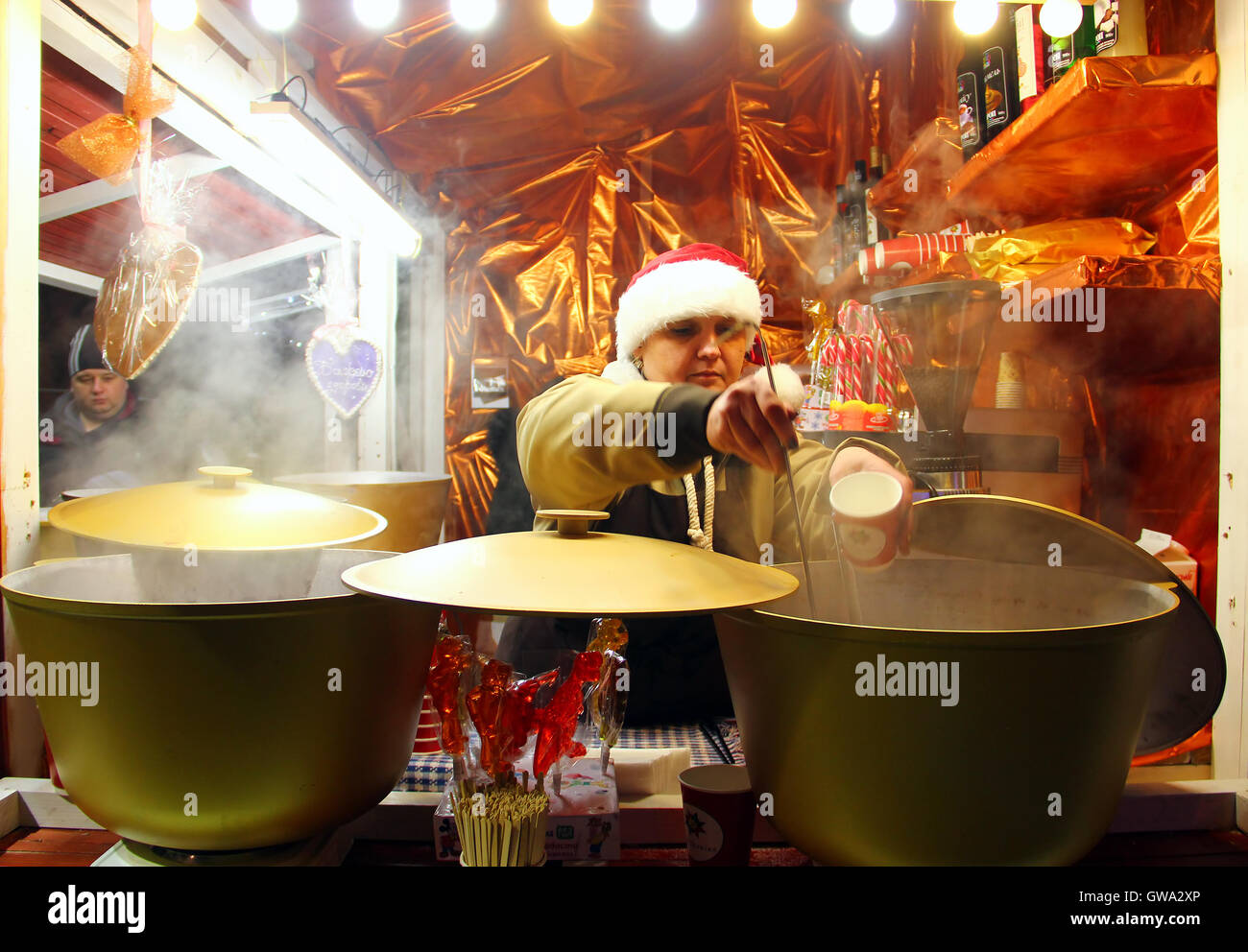 Kiew, UKRAINE - 20. Dezember 2015: Frau verkaufen Glühwein Wein am traditionellen Weihnachtsmarkt auf Sophia Platz in Kiew Stockfoto