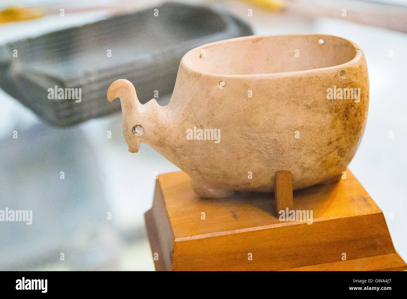 Ägypten, Kairo, Ägyptisches Museum, Vase in Form einer Antilope, Kalkstein. Stockfoto