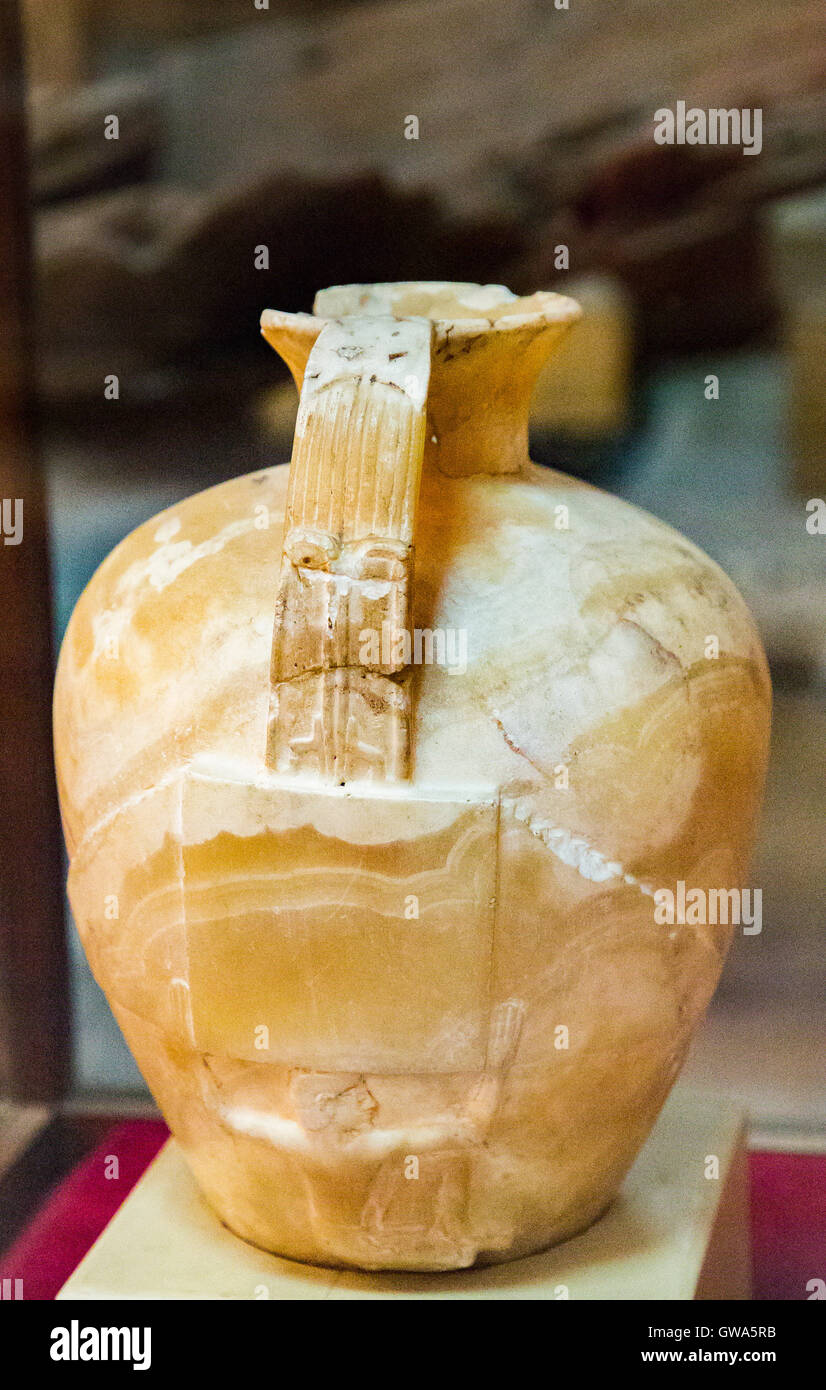 Ägypten, Kairo, Ägyptisches Museum, Vase in der Grabanlage des Königs Djoser, Saqqara gefunden. Stockfoto