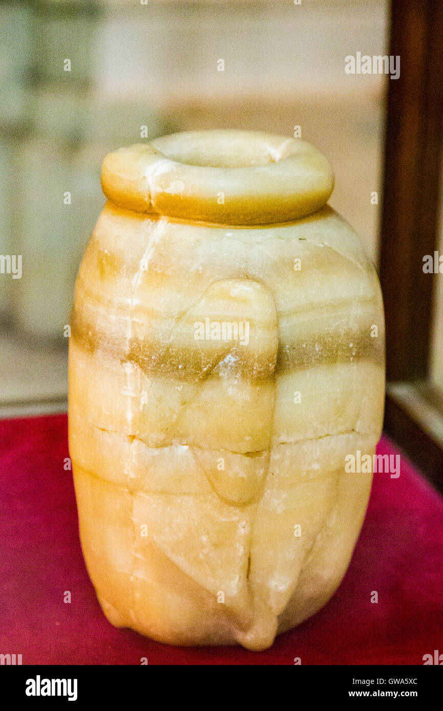 Ägypten, Kairo, Ägyptisches Museum, Vase in der Grabanlage des Königs Djoser, Saqqara gefunden. Diese Vase hat die Form einer Gans. Stockfoto